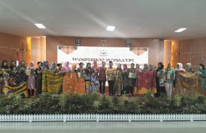 Dinas Koperasi dan UMKM Kutai Kartanegara Apresiasi Kreasi 6 Motif Batik Karya Persit Kodim 0906/KKR