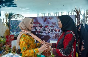 Peringati Hari Batik Nasional Bandara SAMS Sepinggan Mengajak Penumpang Lestarikan Warisan Budaya