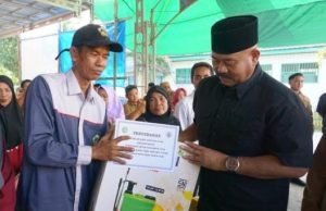 Bupati Kutai Kartanegara Apresiasi Pengurus RT di Desa Genting Tanah dengan Insentif dan Bantuan Pertanian