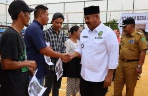 Bupati Kutai Kartanegara Serahkan Bantuan WC dan Bedah Rumah untuk Kurangi Kemiskinan