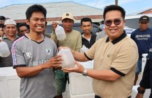 Wakil Bupati Kutai Kartanegara Serahkan Bantuan untuk Nelayan Muara Badak