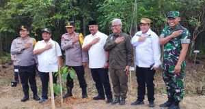 Menjaga kelestarian lingkungan, Pemkab Kukar Bersama Jajaran Polda Kaltim melakukan penanaman 500 pohon di kawasan Yayasan Borneo Orangutan Survival Foundation (BOSF)