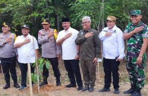 Menjaga kelestarian lingkungan, Pemkab Kukar Bersama Jajaran Polda Kaltim melakukan penanaman 500 pohon di kawasan Yayasan Borneo Orangutan Survival Foundation (BOSF)