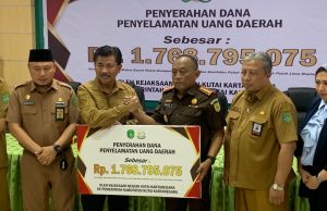 Kembalikan ke Pemerintah, Kejaksaan Negeri Kukar Selamatkan Uang Negara Rp 1.768.795.075