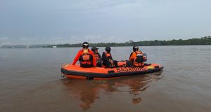 Tim Basarnar Lakukan Pencairan Korban Tenggelam di tepian Sungai Mahakam, Desa Teluk Dalam, Kecamatan Tenggarong, Kabupaten Kutai Kartanegara