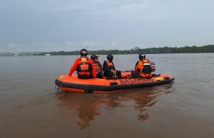 Tim Basarnar Lakukan Pencairan Korban Tenggelam di tepian Sungai Mahakam, Desa Teluk Dalam, Kecamatan Tenggarong, Kabupaten Kutai Kartanegara