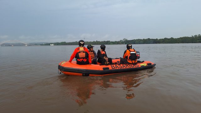 Tim Basarnar Lakukan Pencairan Korban Tenggelam di tepian Sungai Mahakam, Desa Teluk Dalam, Kecamatan Tenggarong, Kabupaten Kutai Kartanegara
