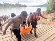 Tim SAR Gabungan Evakuasi 4 korban Tewas kecelakaan Kapal Ferry Tenggalam di Perairan Ujoh Halang Kubar