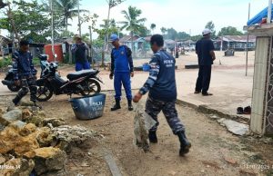 Kerja Bakti Bersihkan Masjid dan Serahkan Peralatan Kebersihan HUT ke-75 Korps Polairud di Kutim
