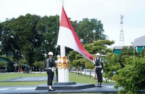 Upacara Bendera 17-an Kodam VI/Mulawarman Berlangsung Khidmat, Prajurit Berprestasi Terima Penghargaan