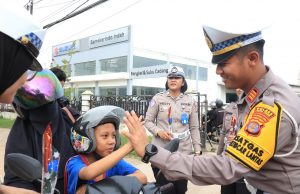 Penindakan dan Kepedulian Berjalan Seiring: Polres Kutim Bagikan Helm Anak di Ops Zebra 2025