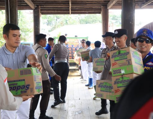 Polres Kutim Terjunkan Personel ke Muara Wahau, Salurkan Bantuan untuk Warga Terdampak Banjir