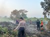 Polisi dan BPBD Berjibaku Padamkan Karhutla di Sangatta Utara 5 Hektare Belukar Terbakar! Polisi dan BPBD Berjibaku Padamkan Karhutla di Sangatta Utara