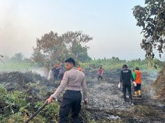 Polisi dan BPBD Berjibaku Padamkan Karhutla di Sangatta Utara 5 Hektare Belukar Terbakar! Polisi dan BPBD Berjibaku Padamkan Karhutla di Sangatta Utara