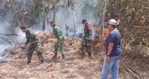 Babinsa Bersama BPBD dan Manggala Agni Padamkan Karhutla di Kutai Kartanegara