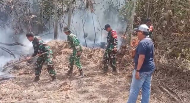 Babinsa Bersama BPBD dan Manggala Agni Padamkan Karhutla di Kutai Kartanegara