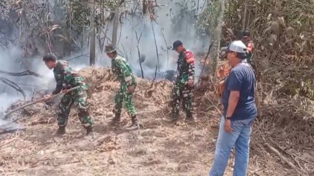 WhatsApp Image 2026-08-23 at 19.30.33 Babinsa Bersama BPBD dan Manggala Agni Padamkan Karhutla di Kutai Kartanegara