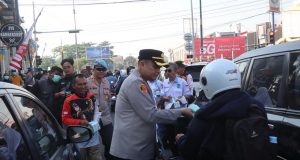 Kaporesta Samarinda, Kombespol Hendri Umar Bagikan Masker ke Pengendara di Kota samarinda