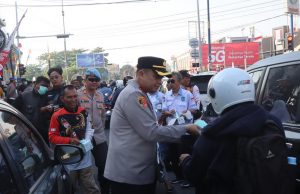 Upaya Lindungi Masyarakat dari Dampak Kabut Asap, Polresta Samarinda Bagikan 10.000 Masker Gratis Kaporesta Samarinda, Kombespol Hendri Umar Bagikan Masker ke Pengendara di Kota samarinda