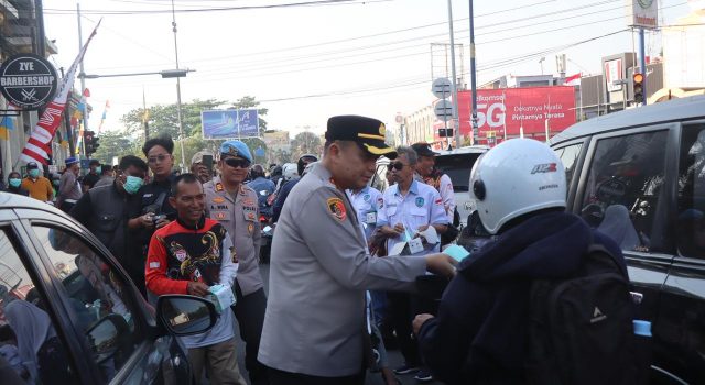Kaporesta Samarinda, Kombespol Hendri Umar Bagikan Masker ke Pengendara di Kota samarinda