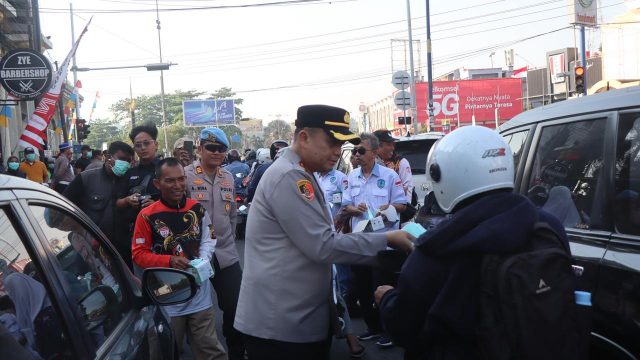 WhatsApp Image 2026-08-28 at 11.45.10 Kaporesta Samarinda, Kombespol Hendri Umar Bagikan Masker ke Pengendara di Kota samarinda