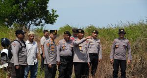 Dir Samapta Polda Kaltim Kombes Pol Eka Mulyana, didampingi Kapolres Kutai Timur AKBP Aryansyah Tinjau Lokasi Karhutla di Kutai Timur