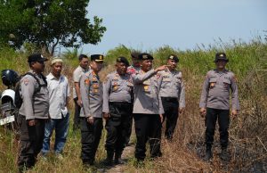 Dir Samapta Polda Kaltim Kombes Pol Eka Mulyana, didampingi Kapolres Kutai Timur AKBP Aryansyah Tinjau Lokasi Karhutla di Kutai Timur