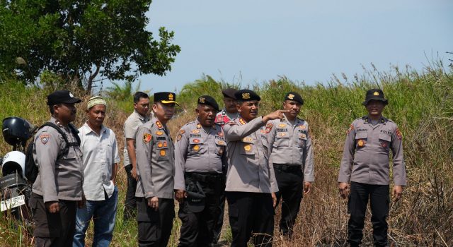 Dir Samapta Polda Kaltim Kombes Pol Eka Mulyana, didampingi Kapolres Kutai Timur AKBP Aryansyah Tinjau Lokasi Karhutla di Kutai Timur