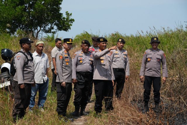WhatsApp Image 2026-08-28 at 19.34.21 Dir Samapta Polda Kaltim Kombes Pol Eka Mulyana, didampingi Kapolres Kutai Timur AKBP Aryansyah Tinjau Lokasi Karhutla di Kutai Timur