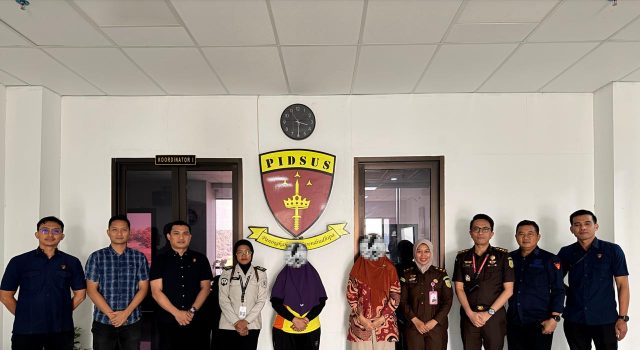 Penyidik Subdit III/Tipidkor Ditreskrimsus Polda Kaltim Serahkan Tersangka dugaan Kasus Korupsi APBD UPTD BLKI Balikpapan TA 2023–2024