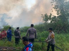 Tim Gabungan bersama Polsek Palaran Padamkan Kebakaran Lahan di Rawa Makmur