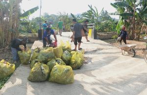Kerja Bakti: Antisipasi Kemarau Warga RT 16 Bersihkan Parit dan Sungai
