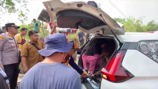 Foto Korban LA Saat di evakuasi Ke Rumah Sakit AWS Samarinda dengan Mobil Ambulan